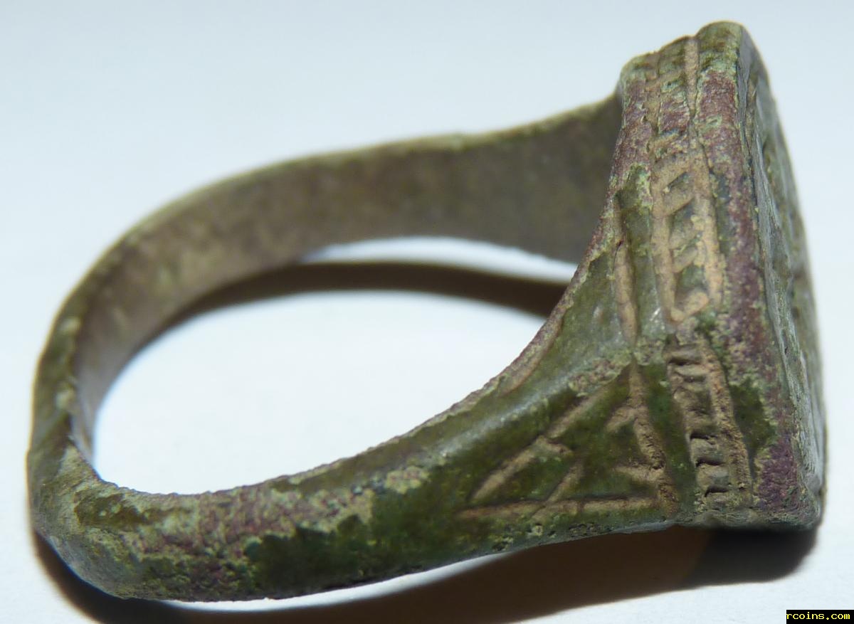 Самое древнее кольцо. Кольца печатки 17й век коп. Перстень 12 век Русь. Старинные кольца. Старинный перстень.
